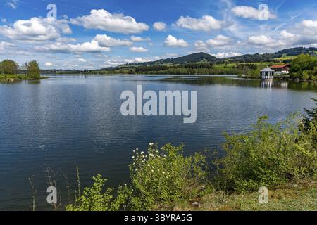 Schöne Wanderung entlang des Rottachsees mit Schluchtweg zur Burgkranzegg Ruine im Allgau Stockfoto
