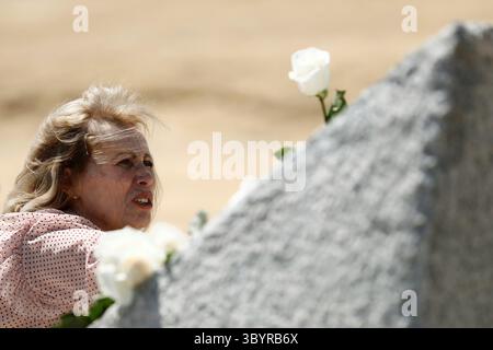 20. August 2019, Madrid, Comunidad de Madrid (es-es, Spanien: Eine Frau nimmt an einer Kranzzeremonie Teil, die anlässlich des 11. Jahrestages der Tragödie am Flughafen Adolfo Suarez in Madrid, Spanien, am 20. August 2019 stattfand. Der Flug JK5022 der Spanair Airlines stürzte am 20. August 2008 ab und tötete 154 Menschen und verletzte 18 weitere. (Kreditbild: © Mariscal/POOL via ZUMA Press Wire) Stockfoto