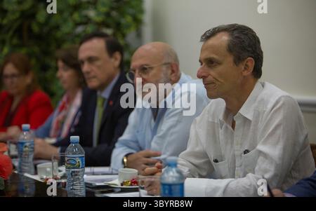 8. Juli 2019 – Havanna, Kuba – der spanische Minister für Wissenschaft, Innovation und Universitäten Pedro Duque (R) trifft während seines zweitägigen offiziellen Besuchs auf der Insel am Hauptsitz des Bildungsministeriums in Havanna, Kuba, 2019 den spanischen Botschafter Juan Fernandez Trigo (C) und Rektoren kubanischer Universitäten. Der Besuch konzentriert sich auf Bildung und umfasst die Unterzeichnung eines bilateralen Kooperationsabkommens und ein Treffen mit dem ersten kubanischen Kosmonauten, General Arnaldo Tamayo. (Bild: © Yander Zamora/POOL via ZUMA Press Wire) Stockfoto