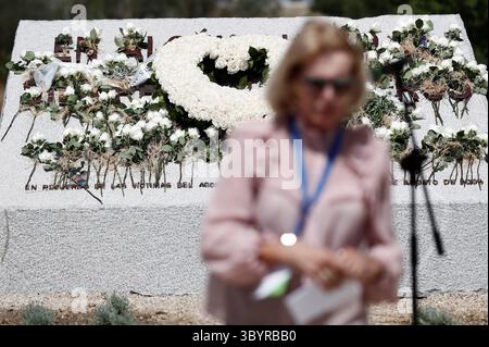 20. August 2019, Madrid, Comunidad de Madrid (es-es, Spanien: Die Menschen nehmen an einer Kranzzeremonie Teil, die anlässlich des 11. Jahrestages der Tragödie am Flughafen Adolfo Suarez in Madrid, Spanien, am 20. August 2019 stattfand. Der Flug JK5022 der Spanair Airlines stürzte am 20. August 2008 ab und tötete 154 Menschen und verletzte 18 weitere. (Kreditbild: © Mariscal/POOL via ZUMA Press Wire) Stockfoto