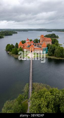 Luftaufnahme eines Trakai-Schlosses auf einer kleinen Insel in einem See in Litauen Stockfoto