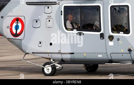 19. Juni 2023, Le Bourget, seine-Saint-Denis, Frankreich: Le Bourget (Frankreich), 19.06.2023.- der französische Präsident Emmanuel Macron besucht am 19. Juni 2023 die Internationale Pariser Flugschau am Flughafen ParisñLe Bourget in Le Bourget, Frankreich. (Francia) (Foto: © Ludovic Marin/POOL via ZUMA Press Wire) Stockfoto