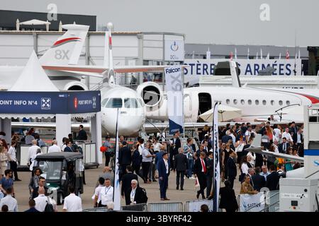 19. Juni 2023, LE BOURGET, seine-Saint-Denis, Frankreich: Le Bourget (Frankreich), 19.06.2023.- Besucher stehen auf der Internationalen Paris Air Show am Flughafen ParisñLe Bourget in Le Bourget, Frankreich, 19. Juni 2023. (Francia) (Foto: © Ludovic Marin/POOL via ZUMA Press Wire) Stockfoto