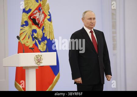 20. Juni 2023, MOSKAU, Russische Föderation: Moskau (Russische Föderation), 20.06.2023.- der russische Präsident Wladimir Putin nimmt am 21. Juni 2023 an einem Treffen mit Absolventen der militärischen Hochschuleinrichtungen des Landes im Kreml in Moskau Teil. Die ukrainische Armee erlitt während der Gegenoffensive schwere Verluste, deshalb gebe es eine gewisse Ruhe auf der Kontaktlinie, sagte der russische Präsident Wladimir Putin. (Rusia, Mosc Stockfoto