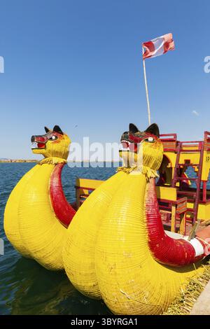 Titicaca See Peru, August 16. Eines der typischen Boote aus Stroh, die Touristen zu den Inseln im Titicaca See bringen. Aufnahme am 16. August 20 Stockfoto