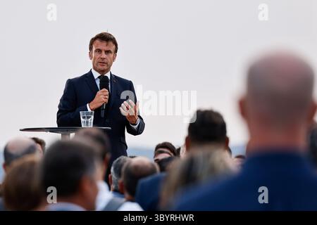 Juni 2023, MARSEILLE, Bouches-du-Rhône, Frankreich: Marseille (Frankreich), 27.06.2023.- der französische Präsident Emmanuel Macron hält am 27. Juni 2023 eine Rede im Fort Saint-Jean in Marseille im Südosten Frankreichs. Der französische Präsident besucht Marseille zwei Jahre, nachdem er einen Umbauplan in Höhe von fünf Milliarden Euro (5,5 Milliarden US-Dollar) für die Stadt aufgestellt hat, um neue Polizisten einzustellen, Schulen und öffentliche Räume zu renovieren und das knarrende öffentliche Verkehrsnetz zu modernisieren. (Francia, Marsella) (Foto: © Ludovic Marin/POOL via ZUMA Press Wire) Stockfoto