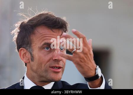 Juni 2023, MARSEILLE, Bouches-du-Rhône, Frankreich: Marseille (Frankreich), 27.06.2023.- der französische Präsident Emmanuel Macron hält am 27. Juni 2023 eine Rede im Fort Saint-Jean in Marseille im Südosten Frankreichs. Der französische Präsident besucht Marseille zwei Jahre, nachdem er einen Umbauplan in Höhe von fünf Milliarden Euro (5,5 Milliarden US-Dollar) für die Stadt aufgestellt hat, um neue Polizisten einzustellen, Schulen und öffentliche Räume zu renovieren und das knarrende öffentliche Verkehrsnetz zu modernisieren. (Francia, Marsella) (Foto: © Ludovic Marin/POOL via ZUMA Press Wire) Stockfoto