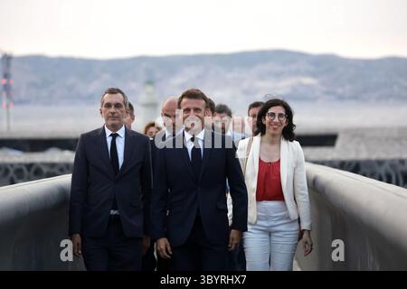 27. Juni 2023, Marseille, Marseille: Marseille (Marseille), 27.06.2023.- der französische Präsident Emmanuel Macron (C) trifft am 27. Juni 2023 mit Mucem (Museum für europäische und mediterrane Zivilisationen) Präsident Pierre-Olivier Costa (L) und Kulturministerin Rima Abdul Malak (R) im Mucem in Marseille ein. Zwei Jahre nach dem Start des Transformationsplans besucht Präsident Macron vom 26. Bis 28. Juni 2023 Marseille, um die verschiedenen Projekte in der zweitgrößten Stadt Frankreichs zu überprüfen. (Francia, Marsella) (Foto: © Guillaume Horcajuelo/POOL Via ZUMA Press Wire) Stockfoto
