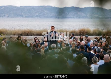 Juni 2023, MARSEILLE, Bouches-du-Rhône, Frankreich: Marseille (Frankreich), 27.06.2023.- der französische Präsident Emmanuel Macron hält am 27. Juni 2023 eine Rede im Fort Saint-Jean in Marseille im Südosten Frankreichs. Der französische Präsident besucht Marseille zwei Jahre, nachdem er einen Umbauplan in Höhe von fünf Milliarden Euro (5,5 Milliarden US-Dollar) für die Stadt aufgestellt hat, um neue Polizisten einzustellen, Schulen und öffentliche Räume zu renovieren und das knarrende öffentliche Verkehrsnetz zu modernisieren. (Francia, Marsella) (Foto: © Ludovic Marin/POOL via ZUMA Press Wire) Stockfoto