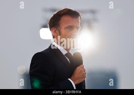 Juni 2023, MARSEILLE, Bouches-du-Rhône, Frankreich: Marseille (Frankreich), 27.06.2023.- der französische Präsident Emmanuel Macron hält am 27. Juni 2023 eine Rede im Fort Saint-Jean in Marseille im Südosten Frankreichs. Der französische Präsident besucht Marseille zwei Jahre, nachdem er einen Umbauplan in Höhe von fünf Milliarden Euro (5,5 Milliarden US-Dollar) für die Stadt aufgestellt hat, um neue Polizisten einzustellen, Schulen und öffentliche Räume zu renovieren und das knarrende öffentliche Verkehrsnetz zu modernisieren. (Francia, Marsella) (Foto: © Ludovic Marin/POOL via ZUMA Press Wire) Stockfoto