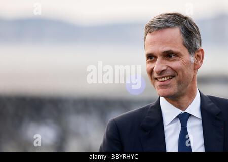 Juni 2023, MARSEILLE, Bouches-du-Rhône, Frankreich: Marseille (Frankreich), 27.06.2023.- Generaldirektor der französischen Containertransport- und Reederei CMA CGM Rodolphe Saade trifft am 27. Juni 2023 auf einer Brücke im Museum für europäische und mediterrane Zivilisationen (Mucem) in Marseille, Südostfrankreich ein. Der französische Präsident besucht Marseille zwei Jahre, nachdem er einen Umbauplan in Höhe von fünf Milliarden Euro (5,5 Milliarden US-Dollar) für die Stadt aufgestellt hat, um neue Polizisten einzustellen, Schulen und öffentliche Räume zu renovieren und das knarrende öffentliche Verkehrsnetz zu modernisieren. (Francia, M. Stockfoto