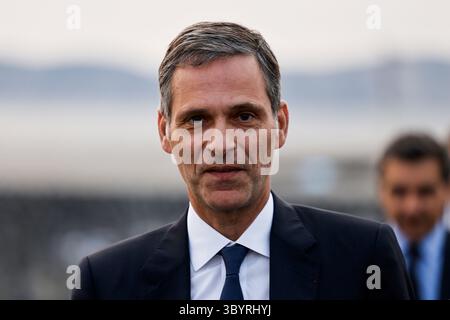 Juni 2023, MARSEILLE, Bouches-du-Rhône, Frankreich: Marseille (Frankreich), 27.06.2023.- Generaldirektor der französischen Containertransport- und Reederei CMA CGM Rodolphe Saade trifft am 27. Juni 2023 auf einer Brücke im Museum für europäische und mediterrane Zivilisationen (Mucem) in Marseille, Südostfrankreich ein. Der französische Präsident besucht Marseille zwei Jahre, nachdem er einen Umbauplan in Höhe von fünf Milliarden Euro (5,5 Milliarden US-Dollar) für die Stadt aufgestellt hat, um neue Polizisten einzustellen, Schulen und öffentliche Räume zu renovieren und das knarrende öffentliche Verkehrsnetz zu modernisieren. (Francia, M. Stockfoto