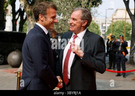 Juni 2023, MARSEILLE, Bouches-du-Rhône, Frankreich: Marseille (Frankreich), 27.06.2023.- der französische Präsident Emmanuel Macron (L) wird vom Präsidenten des regionalrates Provence Alpes Cote d'Azur (Paca), Renaud Muselier, vor seiner Sitzung auf dem regionalrat Paca in Marseille, Südostfrankreich, am 27. Juni 2023 begrüßt. Der französische Präsident besucht Marseille zwei Jahre, nachdem er einen Umbauplan in Höhe von fünf Milliarden Euro (5,5 Milliarden US-Dollar) für die Stadt aufgestellt hat, um neue Polizisten einzustellen, Schulen und öffentliche Räume zu renovieren und das knarrende öffentliche Verkehrsnetz zu modernisieren. (Francia, Marse Stockfoto