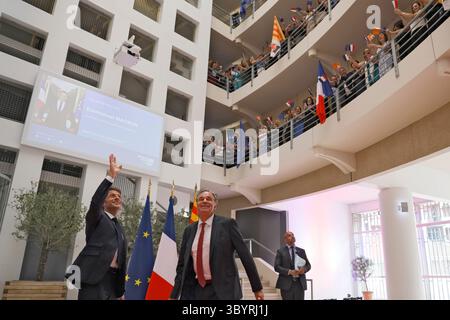 Juni 2023, MARSEILLE, Bouches-du-Rhône, Frankreich: Marseille (Frankreich), 27.06.2023.- der französische Präsident Emmanuel Macron (L) und der Präsident des regionalrates Provence Alpes Cote d'Azur (Paca) Renaud Muselier (R) haben vor ihrer Sitzung im regionalrat von Paca in Marseille, Südostfrankreich, am 27. Juni 2023 die Mitarbeiter angegriffen. Der französische Präsident besucht Marseille zwei Jahre, nachdem er einen Umbauplan in Höhe von fünf Milliarden Euro (5,5 Milliarden US-Dollar) für die Stadt aufgestellt hat, um neue Polizisten einzustellen, Schulen und öffentliche Räume zu renovieren und das knarrende öffentliche Verkehrsnetz zu modernisieren. (Fra Stockfoto
