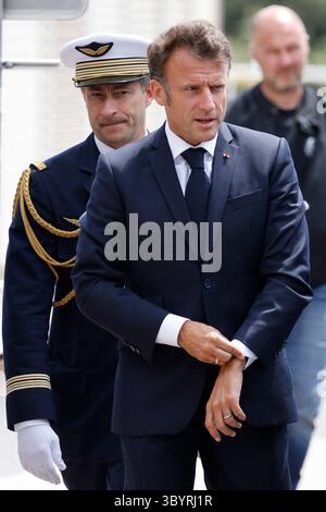 Juni 2023, MARSEILLE, Bouches-du-Rhône, Frankreich: Marseille (Frankreich), 27.06.2023.- der französische Präsident Emmanuel Macron besucht am 27. Juni 2023 das Hopital d'Instruction des Armees Laveran in Marseille im Südosten Frankreichs. Der französische Präsident besucht Marseille zwei Jahre, nachdem er einen Umbauplan in Höhe von fünf Milliarden Euro (5,5 Milliarden US-Dollar) für die Stadt aufgestellt hat, um neue Polizisten einzustellen, Schulen und öffentliche Räume zu renovieren und das knarrende öffentliche Verkehrsnetz zu modernisieren. (Francia, Marsella) (Foto: © Ludovic Marin/POOL via ZUMA Press Wire) Stockfoto