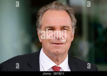 Juni 2023, MARSEILLE, Bouches-du-Rhône, Frankreich: Marseille (Frankreich), 27.06.2023.- Renaud Muselier, Präsident des regionalrats der Provence Alpes Cote d'Azur, wird während eines Besuchs des französischen Präsidenten im Hopital d'Instruction des Armees Laveran in Marseille, Südostfrankreich, am 27. Juni 2023, besucht. Der französische Präsident besucht Marseille zwei Jahre, nachdem er einen Umbauplan in Höhe von fünf Milliarden Euro (5,5 Milliarden US-Dollar) für die Stadt aufgestellt hat, um neue Polizisten einzustellen, Schulen und öffentliche Räume zu renovieren und das knarrende öffentliche Verkehrsnetz zu modernisieren. (Francia, Marsella) (Kreditbild: Stockfoto