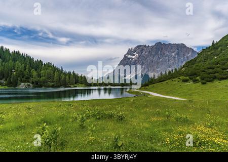 Panoramatour in Ehrwald über das Tajatorl zum Drachensee, Coburger Hütte und Seebensee in der Tiroler Zugspitz Arena Stockfoto