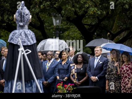1. Juli 2023, Amsterdam, Niederlande: Amsterdam (Niederlande), 01.07.2023.- Minister Franc Weerwind (Rechtsschutz), Königin Maxima, Linda Nooitmeer, König Willem-Alexander, Präsidentin des Repräsentantenhauses Vera Bergkamp und Minister Dilan Yesilgoz (Justiz und Sicherheit) während des Nationalen Gedenkens an die Vergangenheit der Sklaverei im Oosterpark in Amsterdam, Niederlande, 01. Juli 2023. In diesem Jahr jährt sich das Ende der Sklaverei in den niederländischen Kolonien zum 150. Jahrestag. (países Bajos; Holanda) (Foto: © Remko de Waal/POOL via ZUMA Press Wire) Stockfoto