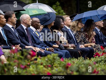 1. Juli 2023, Amsterdam, Niederlande: Amsterdam (Niederlande), 01/07/2023.- Minister Franc Weerwind (Rechtsschutz), Premierminister Mark Rutte, Senatsvorsitzender Jan Anthonie Bruijn, Königin Maxima, König Willem-Alexander, Präsident des Repräsentantenhauses Vera Bergkamp, Minister Dilan Yesilgoz (Justiz und Sicherheit) und Minister Robbert Dijkgraaf (Bildung, Kultur und Wissenschaft) während der Nationalen Gedenkfeier des Sklavenparks in Amsterdam, Niederlande, Niederlande, 1. Juli 2023. In diesem Jahr jährt sich das Ende der Sklaverei in den niederländischen Kolonien zum 150. Jahrestag. (Países Ba Stockfoto