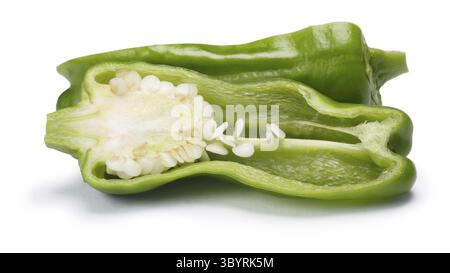 Friggitello, eine einzige halbiert toskanischen oder Griechisch milder Pfeffer, Peperoncino in den USA (Capsicum Annuum) genannt. Schneidepfad, Schatten getrennt Stockfoto