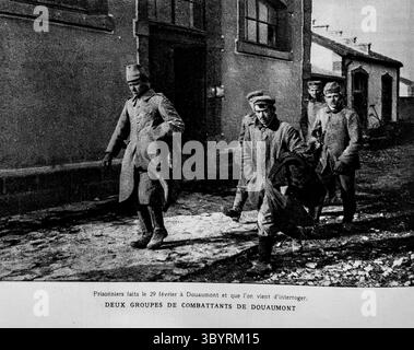 Gefangener Soldaten in Douaumont am 29. Februar 1916, kurz nach dem Verhör. Dieses historische Bild, das in L’Illustration veröffentlicht wurde, zeigt deutsche Gefangene während der Schlacht von Verdun, einem der längsten und blutigsten Konflikte des Ersten Weltkriegs, aus einer Ausgabe des französischen Wochenmagazins vom März 1916, die die Westfront dokumentiert. Stockfoto