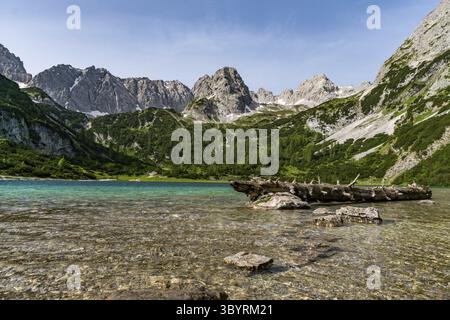 Bergtour zum vorderen Drachenkopf in den Mieminger Bergen bei Ehrwald in der Tiroler Zugspitz Arena Stockfoto