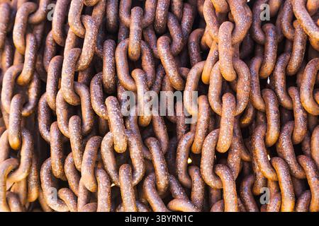 Alte, rostfreie Ketten zur Nahbefestigung schwerer Lasten. Stockfoto