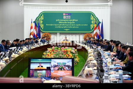 24. August 2023, PHNOM PENH, Kambodscha: Phnom Penh (Kambodscha), 24.08.2023.- Kambodschanischer Premierminister Hun Manet (C) hält am 24. August 2023 im Friedenspalast in Phnom Penh, Kambodscha ein Treffen ab. Der kambodschanische Premierminister Hun Manet wird am 24. August die erste Plenarsitzung des Ministerrats zur siebten Legislativperiode leiten. (Kamboya) (Foto: © Tang Chhinsothy/POOL Via ZUMA Press Wire) Stockfoto