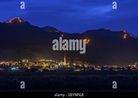 Traditionelle Bergfeuer zur Sommersonnenwende in der Tiroler Zugspitz Arena rund um das Ehrwald Lermoos Biberwier Becken Stockfoto