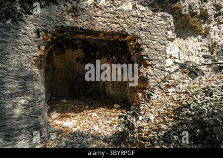 Alte gesprengte Überreste von einigen Bunkern der Siegfried Line entlang der Grenze, unterirdische Festungen, Luftabwehrpositionen und Luftschutzkeller Stockfoto