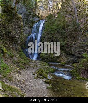 Schöne Frühlingswanderung zum Niedersonthofen Wasserfall durch den Falltobel bei Niedersonthofen im Allgau Stockfoto
