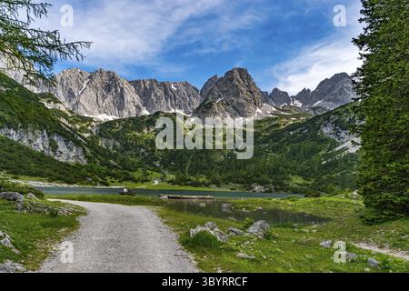 Panoramatour in Ehrwald über das Tajatorl zum Drachensee, Coburger Hütte und Seebensee in der Tiroler Zugspitz Arena Stockfoto