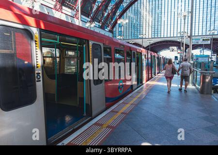 Docklands Light Railway bei Canary Wharf Stockfoto