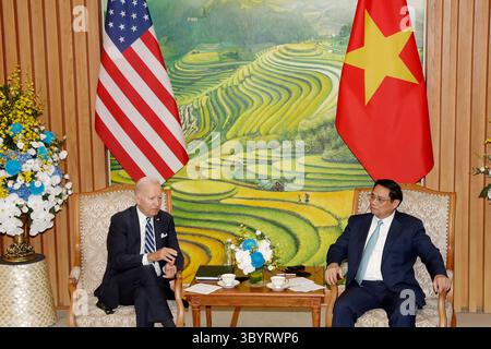 11. September 2023, Hanoi, Vietnam: Hanoi (Vietnam), 11. September 2023.- vietnamesischer Premierminister Pham Minh Chinh (R) trifft sich am 11. September 2023 im Regierungsbüro in Hanoi, Vietnam mit US-Präsident Joe Biden. Biden kam in Hanoi an, nachdem er am Gipfeltreffen der Gruppe der 20 in Indien teilgenommen hatte. (Kreditbild: © Minh Hoang/POOL via ZUMA Press Wire) Stockfoto