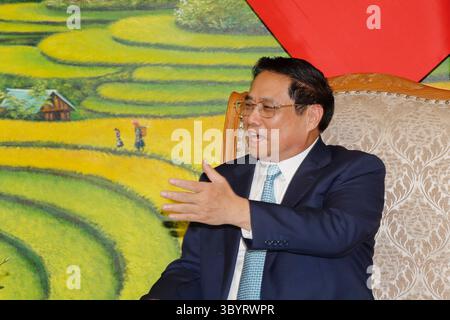 11. September 2023, Hanoi, Vietnam: Hanoi (Vietnam), 11. September 2023.- vietnamesischer Premierminister Pham Minh Chinh spricht mit US-Präsident während eines Treffens im Regierungsbüro in Hanoi, Vietnam, 11. September 2023. Biden kam in Hanoi an, nachdem er am Gipfeltreffen der Gruppe der 20 in Indien teilgenommen hatte. (Kreditbild: © Minh Hoang/POOL via ZUMA Press Wire) Stockfoto