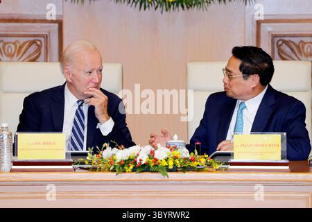 11. September 2023, Hanoi, Vietnam: Hanoi (Vietnam), 11.09.2023.- US-Präsident Joe Biden (L) und vietnamesischer Premierminister Pham Minh Chinh nehmen am 11. September 2023 an einem Rundtischgespräch im Regierungsbüro in Hanoi, Vietnam Teil. Biden kam in Hanoi an, nachdem er am Gipfeltreffen der Gruppe der 20 in Indien teilgenommen hatte. (Kreditbild: © Minh Hoang/POOL via ZUMA Press Wire) Stockfoto