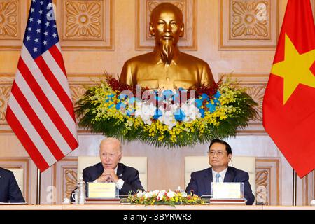 11. September 2023, Hanoi, Vietnam: Hanoi (Vietnam), 11.09.2023.- US-Präsident Joe Biden (L) und vietnamesischer Premierminister Pham Minh Chinh nehmen am 11. September 2023 an einem Rundtischgespräch im Regierungsbüro in Hanoi, Vietnam Teil. Biden kam in Hanoi an, nachdem er am Gipfeltreffen der Gruppe der 20 in Indien teilgenommen hatte. (Kreditbild: © Minh Hoang/POOL via ZUMA Press Wire) Stockfoto