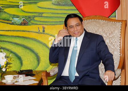 11. September 2023, Hanoi, Vietnam: Hanoi (Vietnam), 11. September 2023.- vietnamesischer Premierminister Pham Minh Chinh spricht mit US-Präsident während eines Treffens im Regierungsbüro in Hanoi, Vietnam, 11. September 2023. Biden kam in Hanoi an, nachdem er am Gipfeltreffen der Gruppe der 20 in Indien teilgenommen hatte. (Kreditbild: © Minh Hoang/POOL via ZUMA Press Wire) Stockfoto