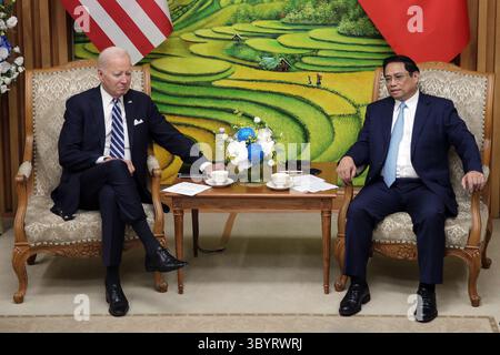 11. September 2023, Hanoi, Vietnam: Hanoi (Vietnam), 11. September 2023.- vietnamesischer Premierminister Pham Minh Chinh (R) trifft sich am 11. September 2023 im Regierungsbüro in Hanoi, Vietnam mit US-Präsident Joe Biden. Biden kam in Hanoi an, nachdem er am Gipfeltreffen der Gruppe der 20 in Indien teilgenommen hatte. (Kreditbild: © Minh Hoang/POOL via ZUMA Press Wire) Stockfoto