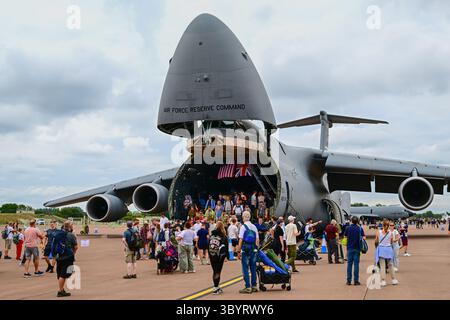 Luftfahrt-Enthusiasten laufen während des Royal International Air Tattoo in der RAF Fairford, Gloucestershire, England, am Samstag, den 19. Juli 2025 durch eine Lockheed C-5M Super Galaxy - 439. Luftbrücke. (Foto: Jon Hobley | MI News) Credit: MI News & Sport /Alamy Live News Stockfoto