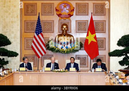11. September 2023, Hanoi, Vietnam: Hanoi (Vietnam), 11.09.2023.- US-Präsident Joe Biden (C-L) und der vietnamesische Premierminister Pham Minh Chinh (C-R) nehmen am 11. September 2023 in Begleitung des US-Außenministers Antony Blinken (L) und des vietnamesischen Ministers für Planung und Investitionen Nguyen Chi Dung (R) im Regierungsbüro in Hanoi, Vietnam, Vietnam, Teil. Biden kam in Hanoi an, nachdem er am Gipfeltreffen der Gruppe der 20 in Indien teilgenommen hatte. (Kreditbild: © Minh Hoang/POOL via ZUMA Press Wire) Stockfoto