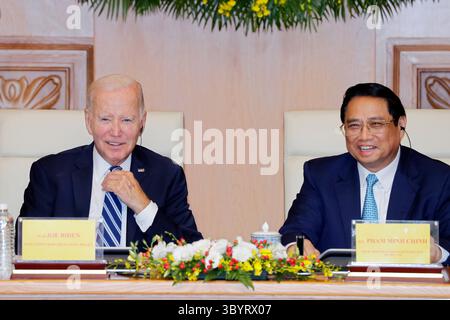 11. September 2023, Hanoi, Vietnam: Hanoi (Vietnam), 11.09.2023.- US-Präsident Joe Biden (L) und vietnamesischer Premierminister Pham Minh Chinh nehmen am 11. September 2023 an einem Rundtischgespräch im Regierungsbüro in Hanoi, Vietnam Teil. Biden kam in Hanoi an, nachdem er am Gipfeltreffen der Gruppe der 20 in Indien teilgenommen hatte. (Kreditbild: © Minh Hoang/POOL via ZUMA Press Wire) Stockfoto