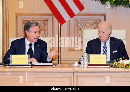 11. September 2023, Hanoi, Vietnam: Hanoi (Vietnam), 11.09.2023.- US-Präsident Joe Biden (R) und US-Außenminister Antony Blinken (L) nehmen am 11. September 2023 an einem Rundtischgespräch im Regierungsbüro in Hanoi, Vietnam, Teil. Biden kam in Hanoi an, nachdem er am Gipfeltreffen der Gruppe der 20 in Indien teilgenommen hatte. (Kreditbild: © Minh Hoang/POOL via ZUMA Press Wire) Stockfoto