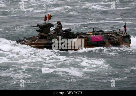 15. September 2023, Incheon, Korea, Republik: Incheon (Korea, Republik), 15. September 2023.- Amphibienfahrzeuge der südkoreanischen Marines nehmen an einer Gedenkfeier für die 73. Incheon Landing Operations im Meer vor Incheon, Südkorea, am 15. September 2023 Teil. Die Zeremonie feierte den 73. Jahrestag der gewagten Incheon Landing, die von US-General Douglas MacArthur angeführt wurde und zwei Wochen später zur Rückeroberung Seoul von nordkoreanischen Eindringlingen während des Koreakrieges führte. (Corea del Sur, Seúl) (Foto: © Chung Sung-Jun/POOL via ZUMA Press Wire) Stockfoto