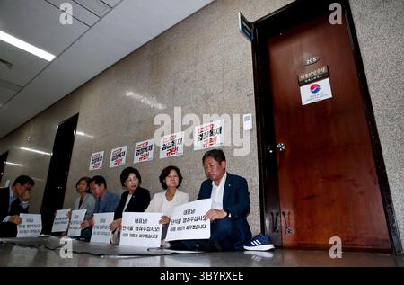 15. September 2023, Seoul, Korea, Republik: Seoul (Korea, Republik von), 15.09.2023.- Gesetzgeber der wichtigsten oppositionellen Demokratischen Partei bitten den Führer Lee Jae-myung, seinen Hungerstreik vor seinem Büro in der Nationalversammlung in Seoul, Südkorea, am 15. September 2023, dem 16. Tag seines Fastens, zu beenden. (Corea del Sur, Seúl) (Foto: © Yonhap/POOL Via ZUMA Press Wire) Stockfoto