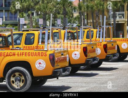 Pensacola Beach, USA - 13. Mai 2015: Mehrere Pick-up-Trucks von Rettungskräften parken in einer Reihe und sind einsatzbereit, Pensacola Beach, USA Stockfoto