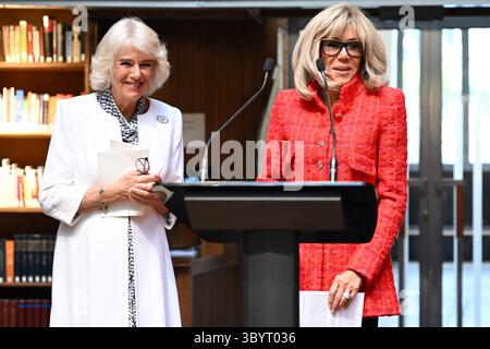 21. September 2023, Paris, Frankreich: Paris (Frankreich), 21.09.2023.- Frau des französischen Präsidenten Brigitte Macron (R) und britische Königin Camilla (L) Lächeln nach einer Rede während ihres Besuchs in der „Bibliotheque nationale de France“ (BNF), um am 21. September 2023 in Paris, Frankreich, einen neuen französisch-britischen Literaturpreis zu überreichen. Der britische König Karl III. Und seine Frau Königin Camilla besuchen am 20. September 2023 Paris und Bordeaux, sechs Monate nachdem Unruhen und Streiks die Last-Minute-Verschiebung erzwangen Stockfoto