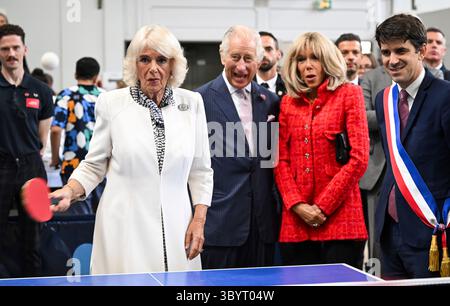 21. September 2023, Saint-Denis, seine-Saint-Denis, Frankreich: Saint-denis (Frankreich), 21.09.2023.- die britische Königin Camilla (L) spielt Tischtennis neben dem britischen König Karl III. (2-L), der Frau des französischen Präsidenten Brigitte Macron (2-R) und dem Bürgermeister von Saint-Denis Mathieu Hanotin (R) während eines Besuchs in Saint-Denis, dem nördlichen Vorort von Paris, Heimstadion der Rugby-Weltmeisterschaft, Nationalstadion und Austragungsort der Olympischen Spiele im nächsten Jahr, in Saint-Denis, Frankreich, am 21. September 2023. Der britische König Karl III. Und seine Frau, Königin Camilla, besuchen ab dem 20. September 2023 einen dreitägigen Staatsbesuch in Paris A. Stockfoto