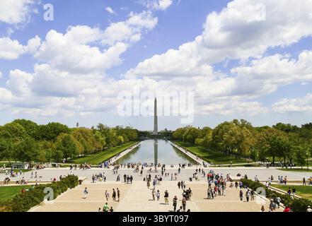 Das Washington Monument vom Lincoln Memorial aus gesehen mit dem Reflecting Pool davor und vielen Besuchern, Washington, USA Stockfoto