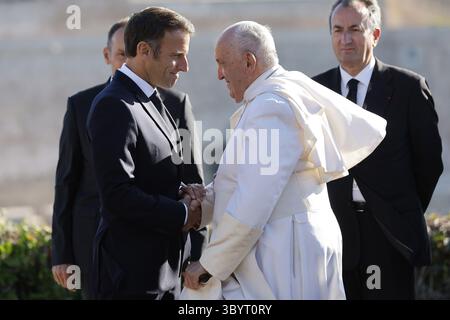 23. September 2023, MARSEILLE, Frankreich: Marseille (Frankreich), 23. September 2023.- der französische Präsident Emmanuel Macron (L) schüttelt Papst Franziskus (R) im Pharo Palais in Marseille, Frankreich, 23. September 2023. Sie treffen sich zum vierten Mal anlässlich der Mittelmeer-Treffen, bei denen Bischöfe und Jugendliche aus dem gesamten Mittelmeerraum zusammenkommen, um den Dialog über Solidarität, Ökologie und Dialog zwischen den Kulturen zu fördern. Emmanuel Macron und Papst Franziskus werden über die internationale Lage, den Krieg in der Ukraine und in der Sahelzone diskutieren. Die Schlussfolgerungen des Gipfels im Juni mit dem Pariser Pakt für die Menschen A Stockfoto